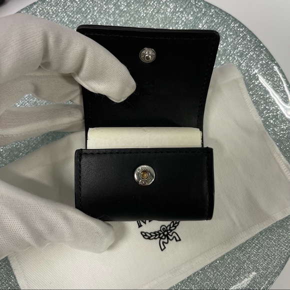 SALE HP! MCM AIRPODS CASE UNISEX - Picture 7 of 13